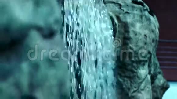 石头背景下的瀑布水流缓慢运动视频的预览图
