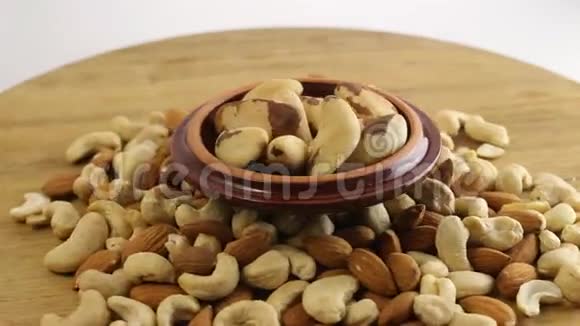 木制桌子上的各种坚果杏仁腰果和巴西坚果视频的预览图