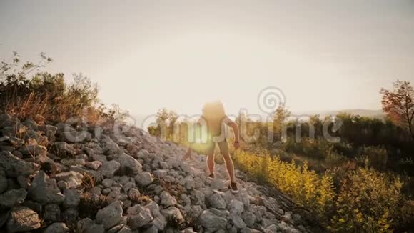 日落时分一个人背着背包来到一座山上视频的预览图