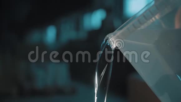 清水慢慢倒出方形透明塑料桶视频的预览图