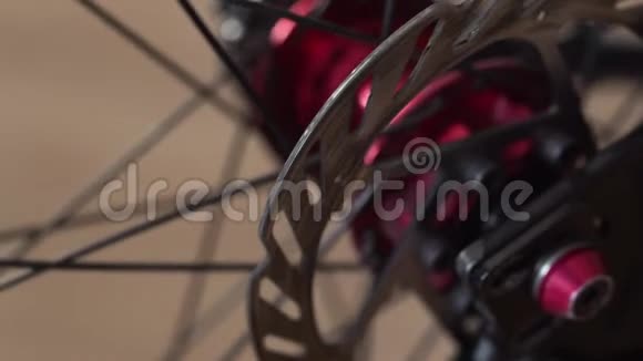 近距离观看自行车枢纽旋转bmx或mtb轮视频的预览图