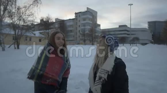 冬天女孩们在街上胡闹视频的预览图