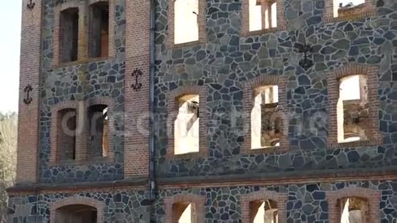 中世纪风格的废墟城堡火后的古建筑旧的砖瓦石墙是木门视频的预览图