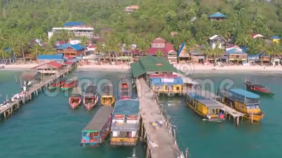 在柬埔寨KohRong岛码头停泊的长尾船的空中海岸景观视频的预览图