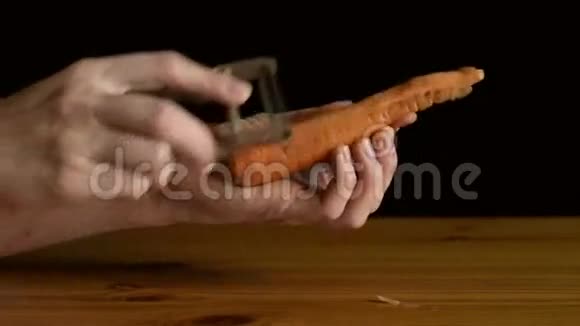 女人的手在剥胡萝卜视频的预览图