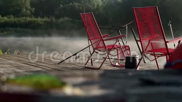 椅子站在钓鱼码头的背景晨雾在河水上视频的预览图