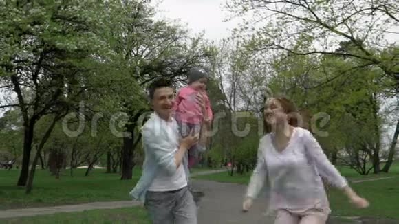 快乐的年轻家庭花在户外慢动作上视频的预览图