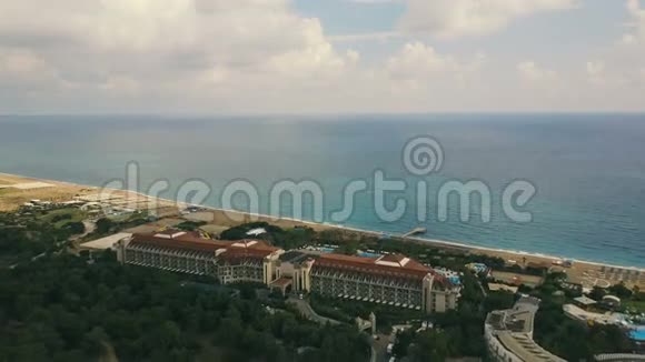 土耳其度假酒店的空中景观夏季阴天视频的预览图