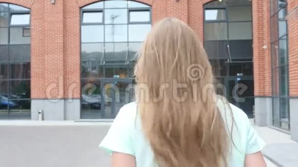 步行户外女孩后景视频的预览图