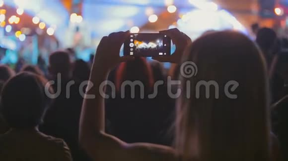 在晚上制作音乐会视频的歌迷的后景镜头视频的预览图