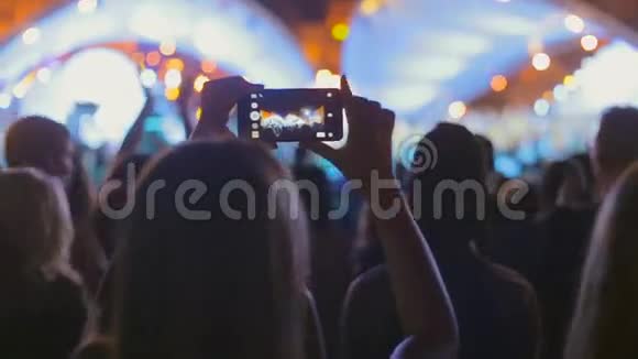 人们在智能手机上录制音乐会视频视频的预览图