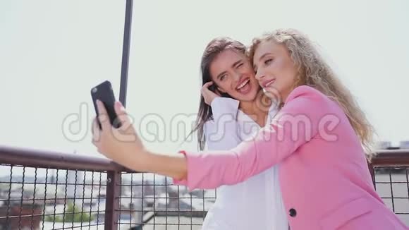 妇女在户外用手机拍照视频的预览图