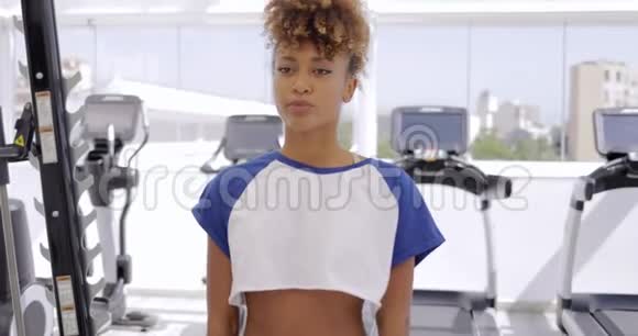 专心的女人在健身房锻炼视频的预览图