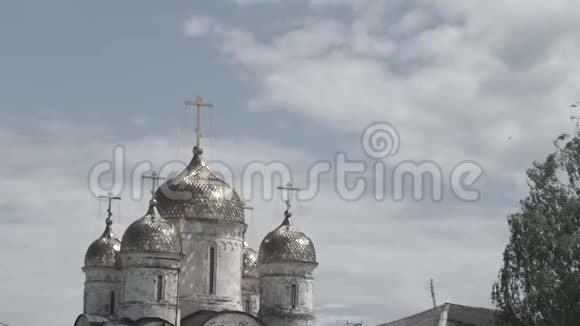 东正教教堂穹顶夏天的风景带着白色的圣歌救世主基督大教堂视频的预览图