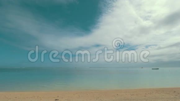 海水清澈湛蓝沙质柔软视频的预览图