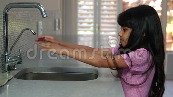 可爱的女孩洗手视频的预览图