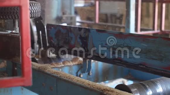锯木厂木工机切原木木板视频的预览图