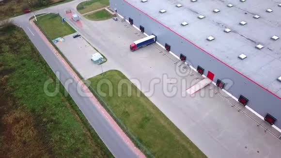 工业仓库仓库装卸大楼装卸区许多卡车正在装卸货物视频的预览图