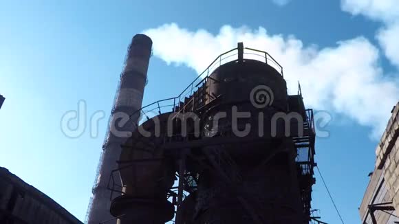钢管背景上的钢厂结构由此产生白烟视频的预览图