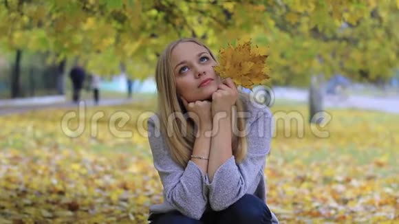 秋天公园里有叶子的女孩视频的预览图