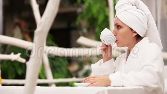 女人在淋浴后喝早咖啡慢镜头视频的预览图