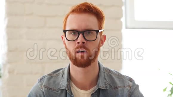 损失失败不满的人与胡子和红发的反应肖像视频的预览图