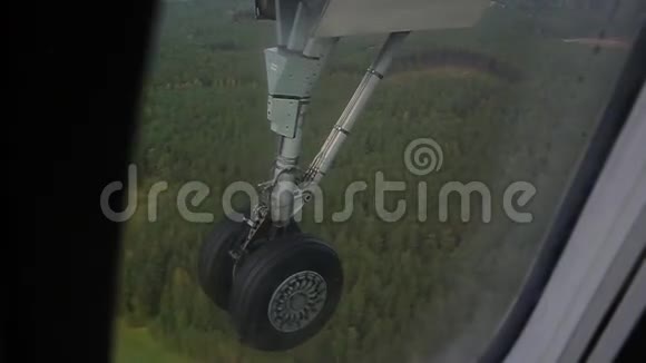 从飞机窗口看底盘视频的预览图