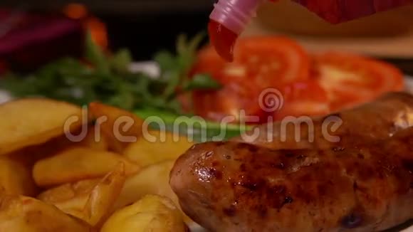 番茄酱滴在烤香肠上视频的预览图