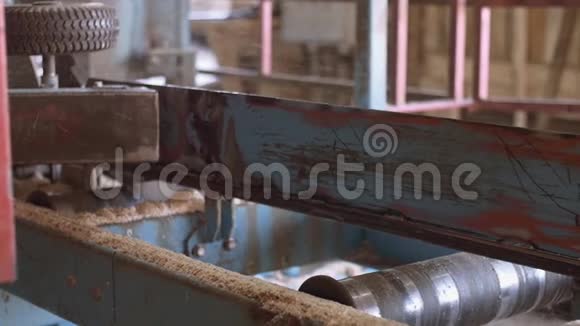 锯木厂木工机裁剪木材板视频的预览图