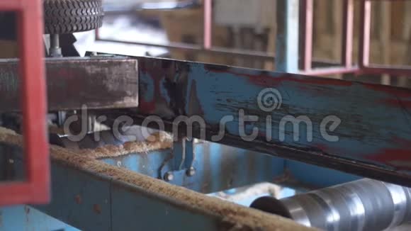 锯木厂木工机切割木工板视频的预览图