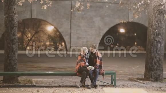 在城市灯光的背景下一对迷人的情侣拥抱在一起享受亲密的时刻视频的预览图