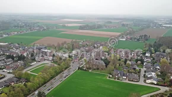 德国自然资源保护中心的历史古城Liedberg的鸟瞰图视频的预览图