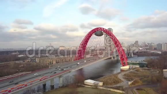汽车在莫斯科河上空的图片桥上行驶视频的预览图