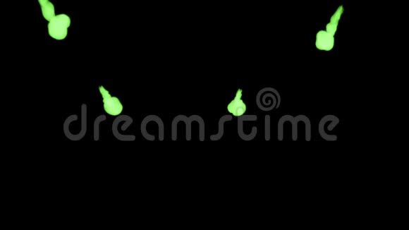 在黑色背景上的水中辉光绿色墨水的3D渲染Luma哑光作为墨水效果或背景的阿尔法掩模视频的预览图