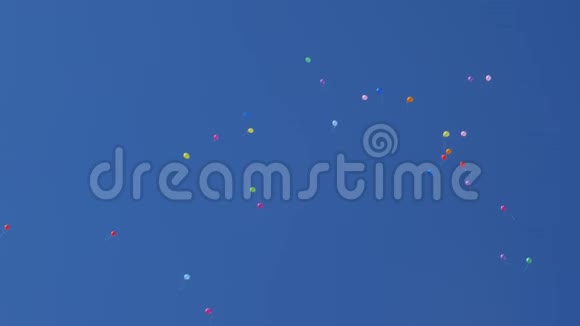 美丽的氦气球在空中飞行许多五颜六色的气球在空中飞行假期概念视频的预览图