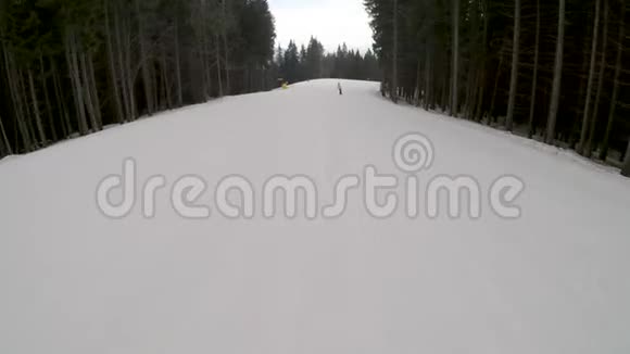 滑雪场滑雪场的斜坡上滑雪板视频的预览图