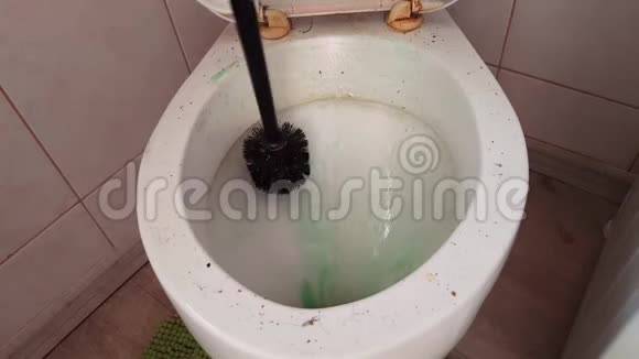 做家务的男服务员试图用液体清洁剂和刷子解开一个非常脏的厕所视频的预览图