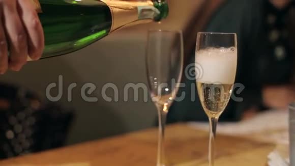 服务员用两杯倒香槟视频的预览图