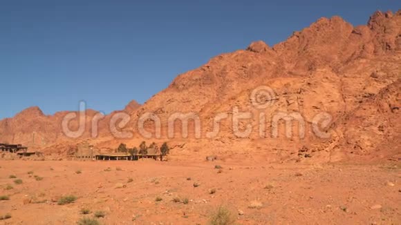 沙漠山脚下的乡村建筑视频的预览图