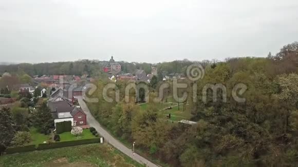 德国自然资源保护中心的历史古城Liedberg的鸟瞰图视频的预览图
