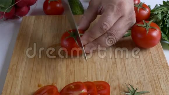 人的手切番茄视频的预览图