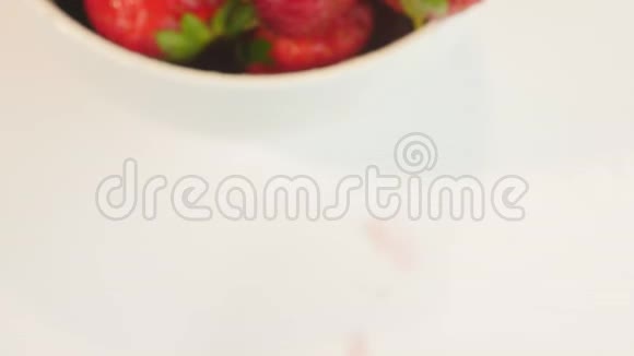 红鲜草莓轮作视频的预览图