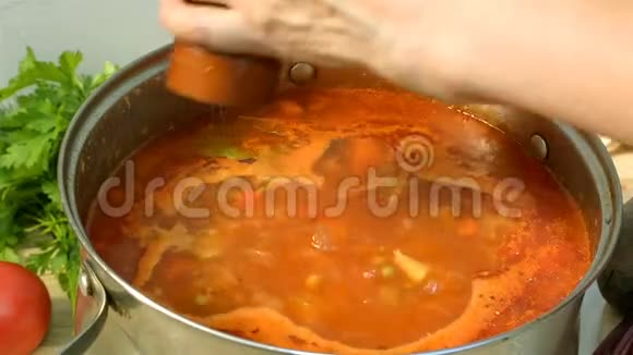 锅与自制开胃和美味的罗宋汤红甜菜根蔬菜汤在平底锅中煮沸视频的预览图