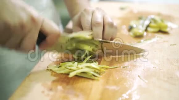 在木板上煮一把大刀切碎的咸黄瓜罐头视频的预览图