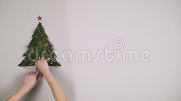头顶上的人用手准备自然圣诞树上的松木装饰纸板上有灯有文字或标志副本视频的预览图