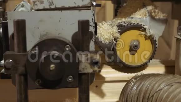 锯木厂木工细木工机中的木块磨削视频的预览图
