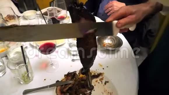 在巴西牛排馆切牛肉视频的预览图