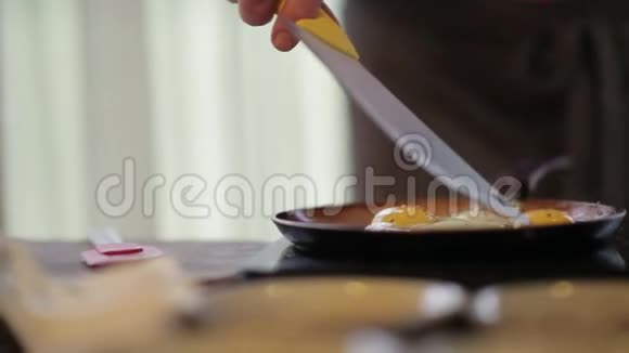 餐馆里的男厨师煮鸡蛋视频的预览图