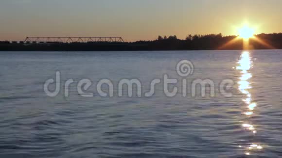 清晨日出烈日炎炎越过沉睡的河流视频的预览图