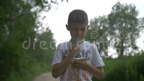 一个男孩拿着电话思考慢动作视频的预览图